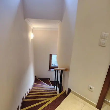 3 Next To The Lift * בנסקו